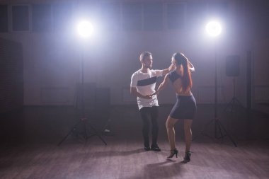 Yetenekli dansçılar konser ışık ve duman altında karanlık odada gerçekleştirme. Şehvetli çift bir sanatsal ve duygusal çağdaş dans performans