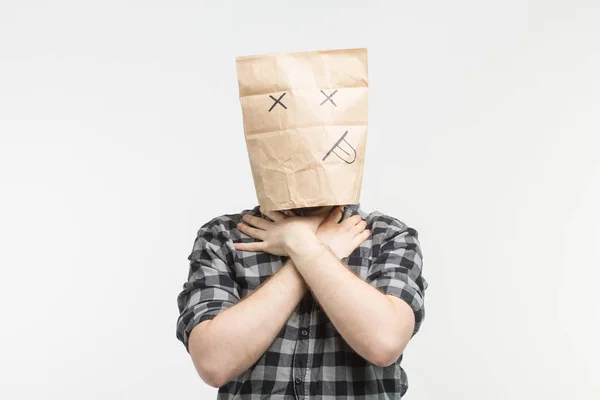 Männer mit Papiertüten-Maske erwürgen sich — Stockfoto