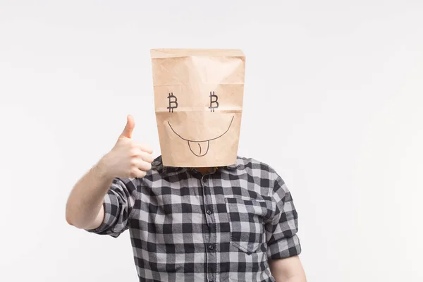 Άντρες φορώντας αστεία χαρτί μάσκα με τον αντίχειρα επάνω και σύμβολο του bitcoin — Φωτογραφία Αρχείου