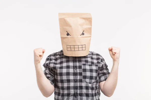 Wütender Mann mit Papiertütenmaske schlägt zu, er ballt die Fäuste — Stockfoto