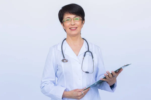 Ιατρική γιατρός γιατρός γυναίκα πάνω από το λευκό φόντο — Φωτογραφία Αρχείου