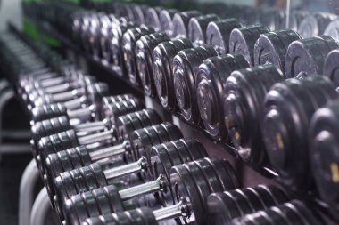 Siyah dumbbell spor fitness merkezinde ayarlayın. Ağırlık antrenmanı ekipmanı kavramı.
