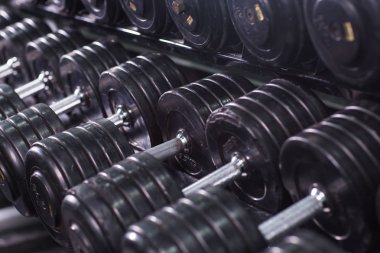 Siyah dumbbell spor fitness merkezinde ayarlayın. Ağırlık antrenmanı ekipmanı kavramı.