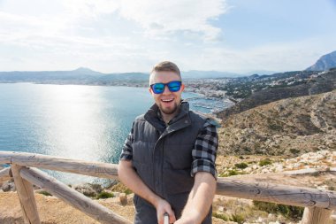 Genç adamın bir selfie tatili sırasında Coast'ta alır