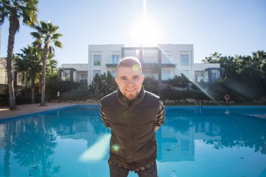 Havuzu arka plan arkadan ellerini koyarak poz adam