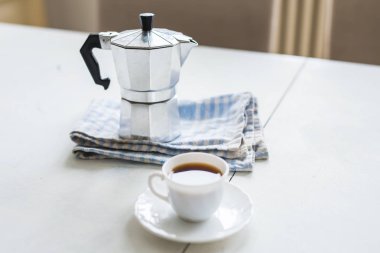 Vintage kahve, bir fincan kahve üzerinde beyaz bir tablodur