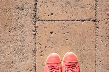 Kırmızı spor ayakkabılar yolda stand