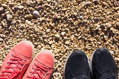 İki çift ayakkabı kuru zeminde