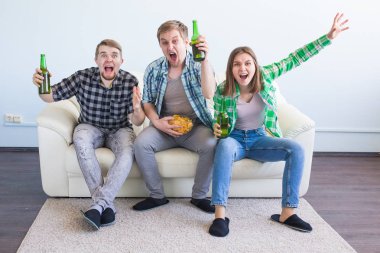 Mutlu arkadaş ya da futbol tv ve zaferini kutluyor izlerken futbol taraftarları. Dostluk, spor ve eğlence kavramı