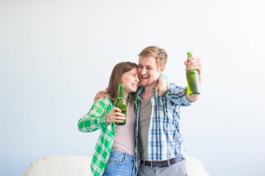 Futbol Dünya Kupası kavramı - genç arkadaşlar içki bira ve futbol için tezahürat