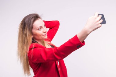 Genç Sarışın kadın selfie studio yapma