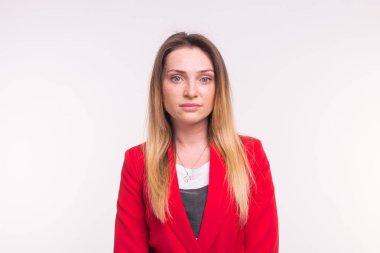 Beyaz zemin üzerine kırmızı ceketli genç güzel Bayan portresi