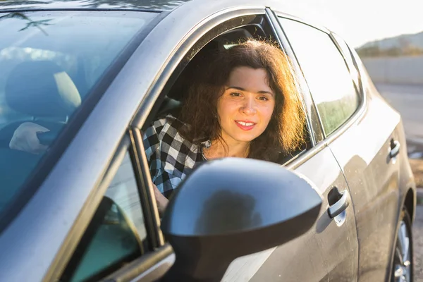 Schöne junge Frau, die Auto fährt und lächelt — Stockfoto