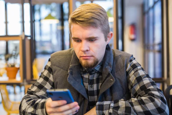 Hombre serio vio algo en el teléfono inteligente — Foto de Stock