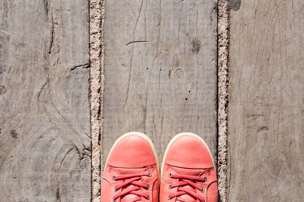 Červené boty na staré dřevěné desce — Stock fotografie