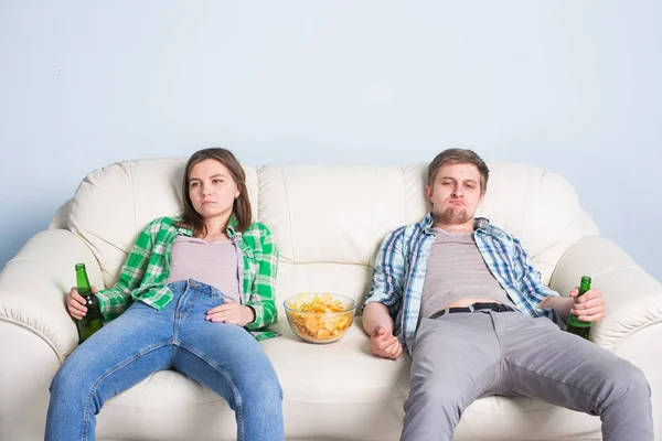 Üzgün arkadaş veya TV'de futbol izlerken futbol taraftarları. Bir favori takım kaybetme