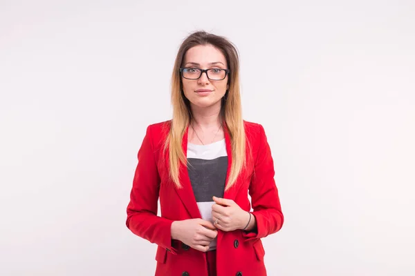 Porträt einer schönen jungen Frau mit roter Jacke und Brille. — Stockfoto