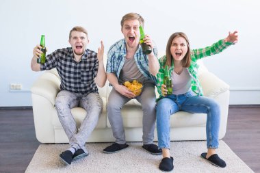 Futbol Dünya Kupası kavramı - genç arkadaşlar içki bira ve futbol için tezahürat