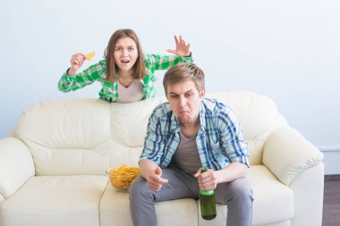 Futbol Dünya Kupası kavramı - genç arkadaşlar içki bira ve futbol için tezahürat