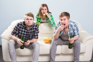 Futbol Dünya Kupası kavramı - genç arkadaşlar içki bira ve futbol için tezahürat