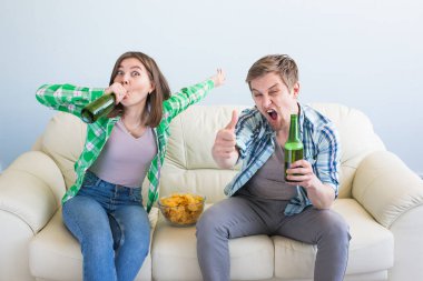 Arkadaş televizyonda spor maç izlerken kanepe oturma grubu