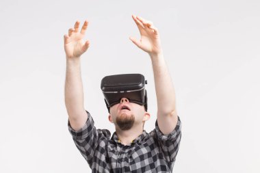 Vr bardaklarda eller yükselterek erkekler