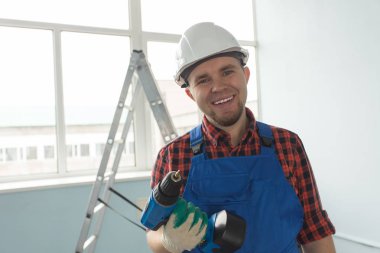 Matkapla pencerenin infront ayakta mutlu Oluşturucu.