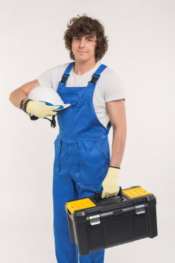 Kask ve kameraya gülme araç kutusu ile mutlu yakışıklı Oluşturucu.