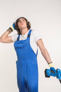 Yakışıklı mutlu Oluşturucu ile beyaz arka plan üzerinde skrewdriver portresi