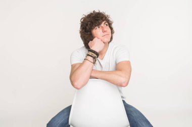 Genç yakışıklı çilli adam düşünme