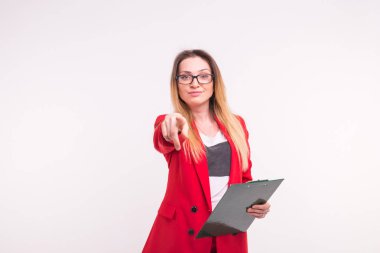 Beyaz zemin üzerine kırmızı şık takım elbise ve gözlük belgelerle şık iş kadını işaret.