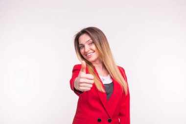 Başparmak yukarıya kırmızı ceketli olan mutlu kadın