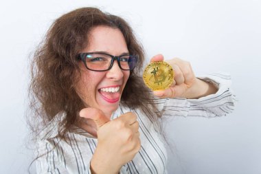 Altın bitcoin varlık tutan komik kadın cryptocurrency ve başparmak yukarıya - başarılı yenilikçi finansal eğilim gösteren veri madenciliği.