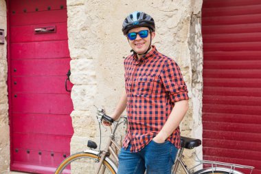 Yakışıklı adam tutun Bisiklet artalan kırmızı açık