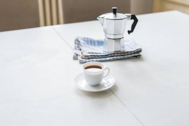 Fincan kahve, kahve su ısıtıcısı beyaz bir tablo