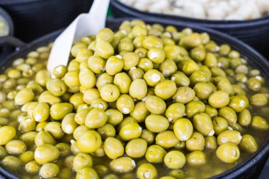 Piyasada çok tatlı turşu zeytin dolması.