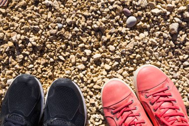 İki çift ayakkabı kuru zeminde