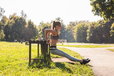 Uygun kadın parkta şınav.