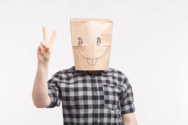Homens usando máscara de papel engraçado mostrando paz e símbolo bitcoin — Fotografia de Stock