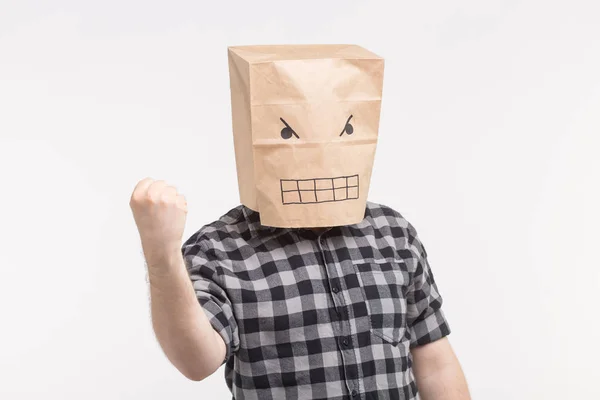 Boze man in paper bag masker ponsen — Stockfoto