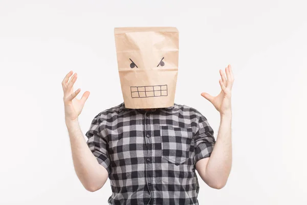Homem irritado em máscara saco de papel em sua cabeça levantando as mãos — Fotografia de Stock