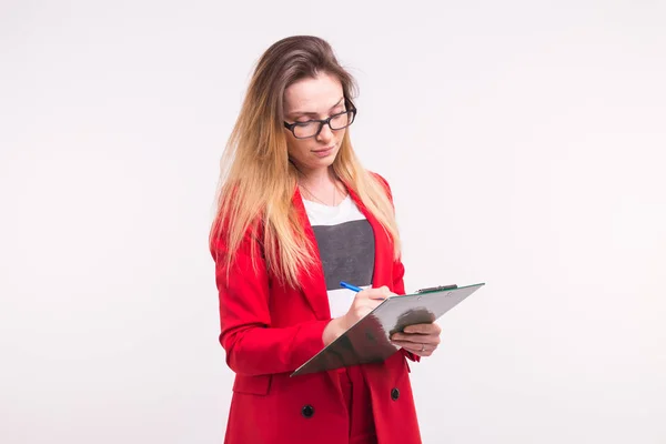 Porträt einer jungen Geschäftsfrau in roter Jacke mit Büroklammer in den Händen. — Stockfoto