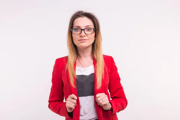 Porträt einer schönen jungen Frau mit roter Jacke und Brille. — Stockfoto