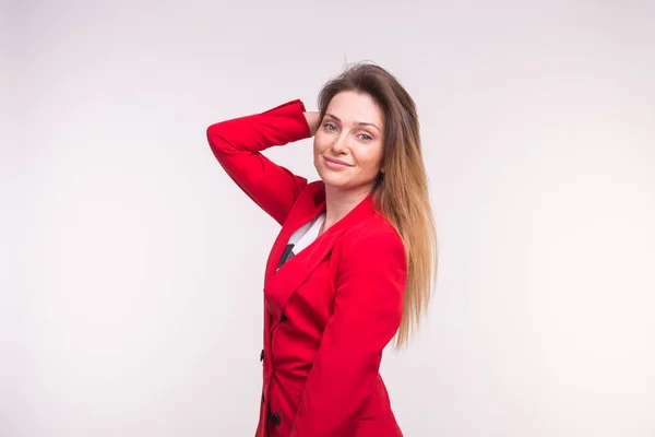 Κομψή Ευρωπαϊκή Γυναίκα Ένα Κόκκινο Jaket Χέρι Στα Μαλλιά — Φωτογραφία Αρχείου