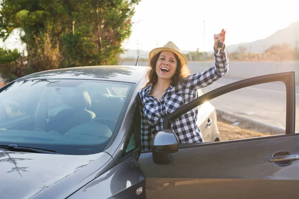 Feliz conductor femenino exitoso sosteniendo las llaves del coche — Foto de Stock