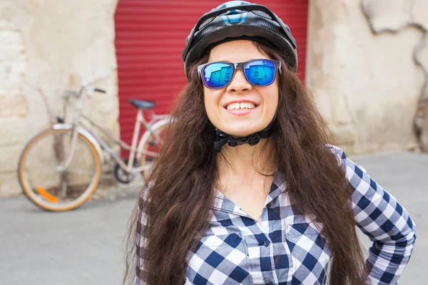 Jovem com óculos de sol e capacete na rua no dia ensolarado — Fotografia de Stock