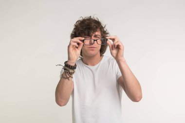 Sağlık, görme sorunları ve insan kavramı - öğrenci portresi göz gözlük beyaz zemin üzerine adamım