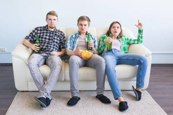 Amigos tristes o aficionados al fútbol viendo fútbol en la televisión. Perder un equipo favorito — Foto de Stock