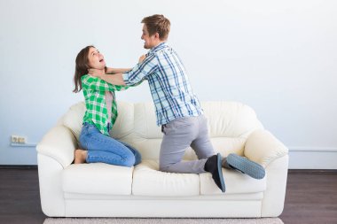 Kadın aile içi şiddet ve istismar kurbanı. Kız arkadaşını boğmakla şiddet genç adam