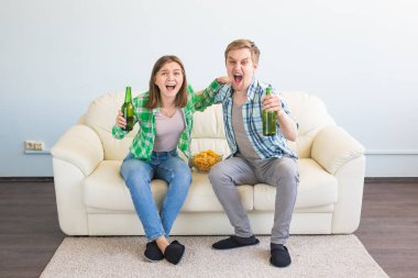 Futbol Dünya Kupası kavramı - heyecanlı ve mutlu televizyonda spor maç izlerken Modern Çift